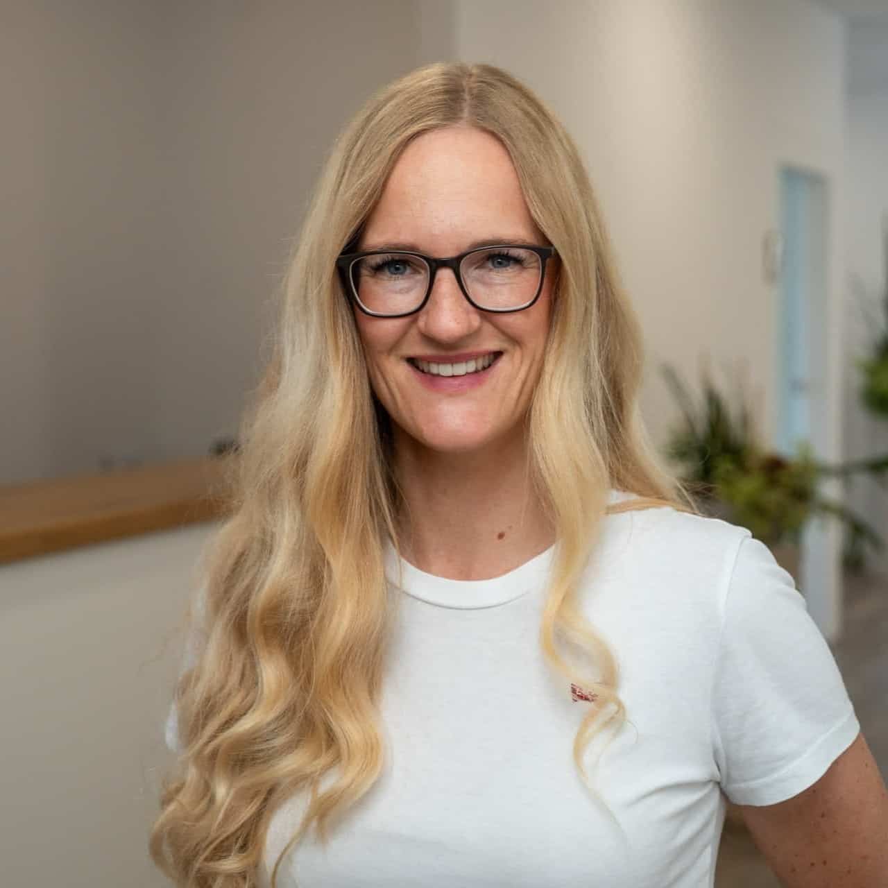Mitarbeiterin im Therapiezentrum beweglich